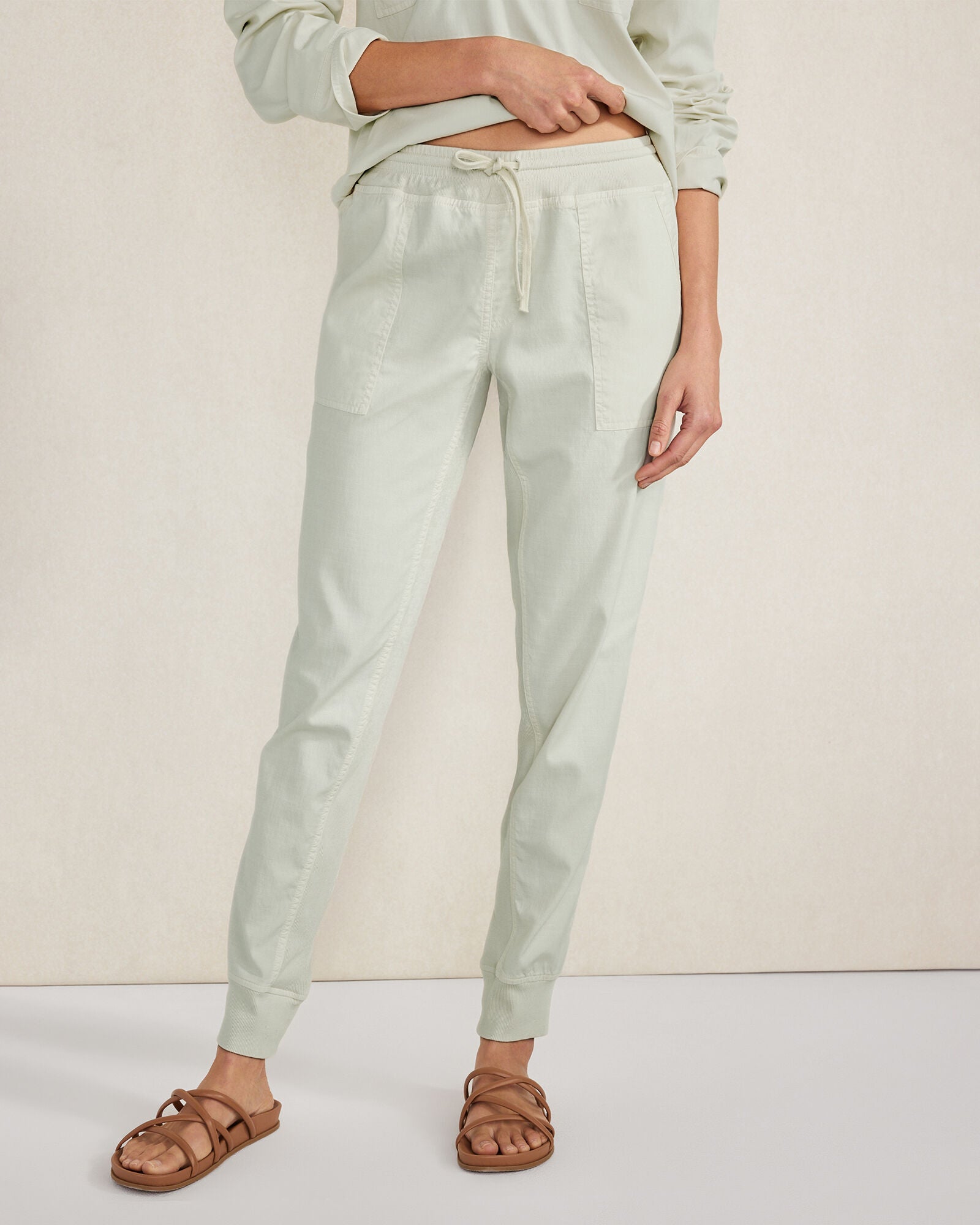 GARMENT DYE CARIBOU|GARMENT DYE FULL MOON|GARMENT DYE PIGNOLI|MINERAL|BIRCH THE EFFORTLESS TWILL JOGGER | Talbots online