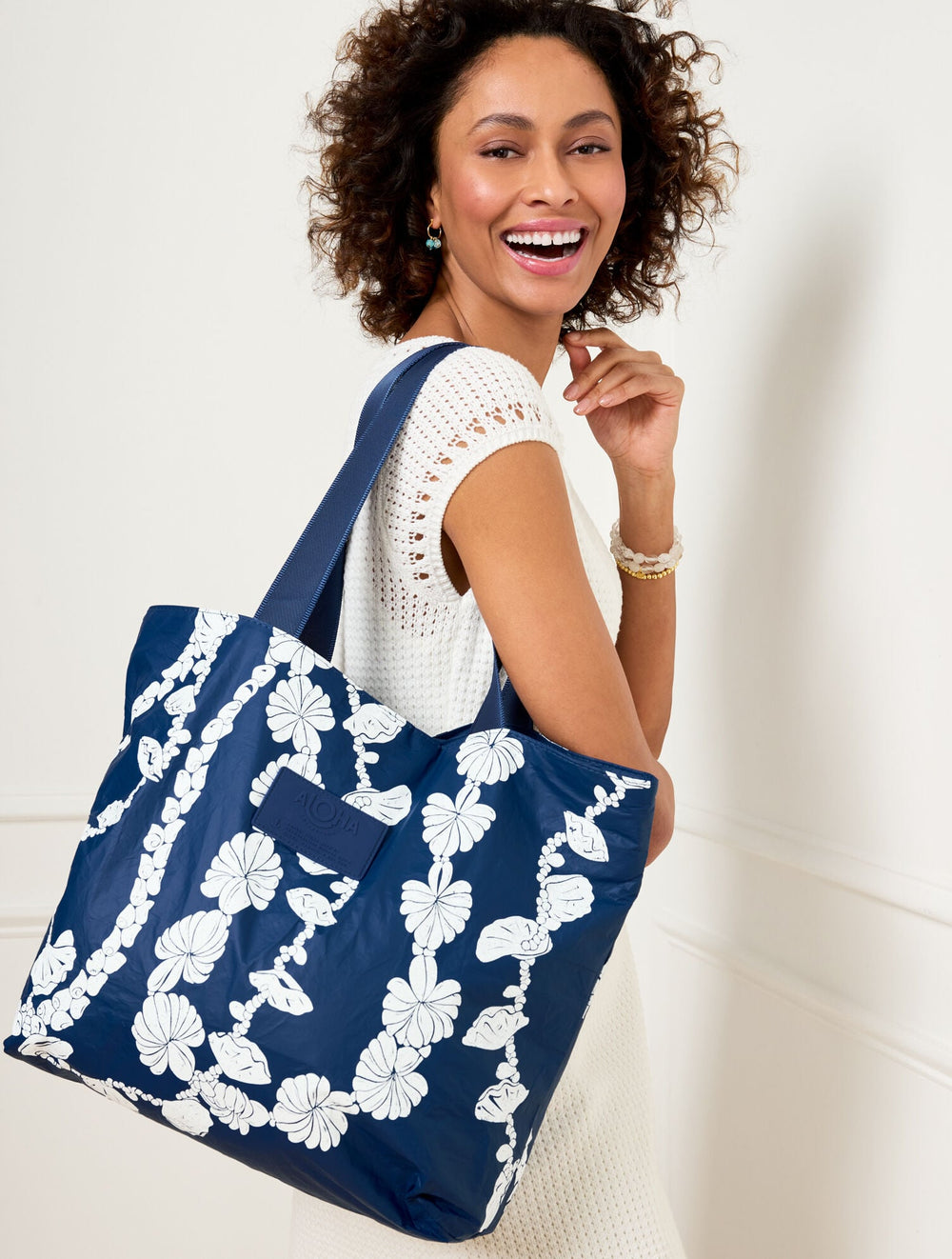 WHITE/NAVY ALOHA COLLECTION SHELL LEI DAY TRIPPER TOTE | Talbots US